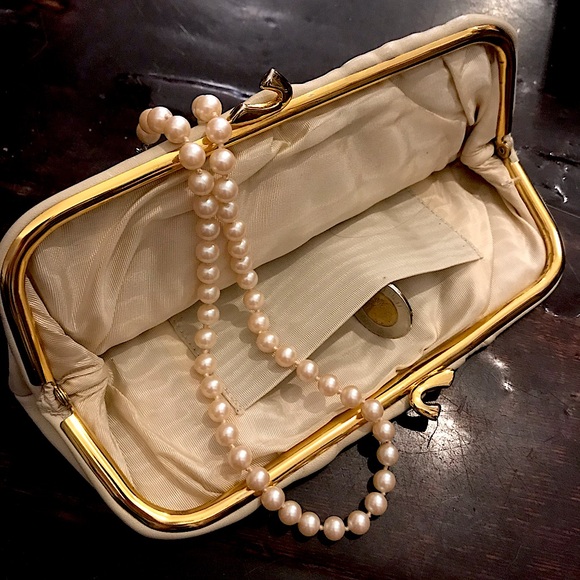 Elegant Vintage Pearl Toned Clutch! - Picture 2 of 4
